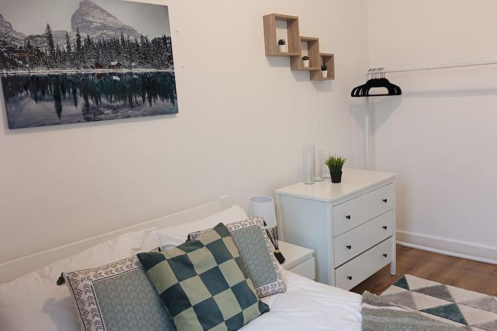 Apartment F2 2 Bed Flat In Hammersmith Opposite Olympia - Sleeps 5 People